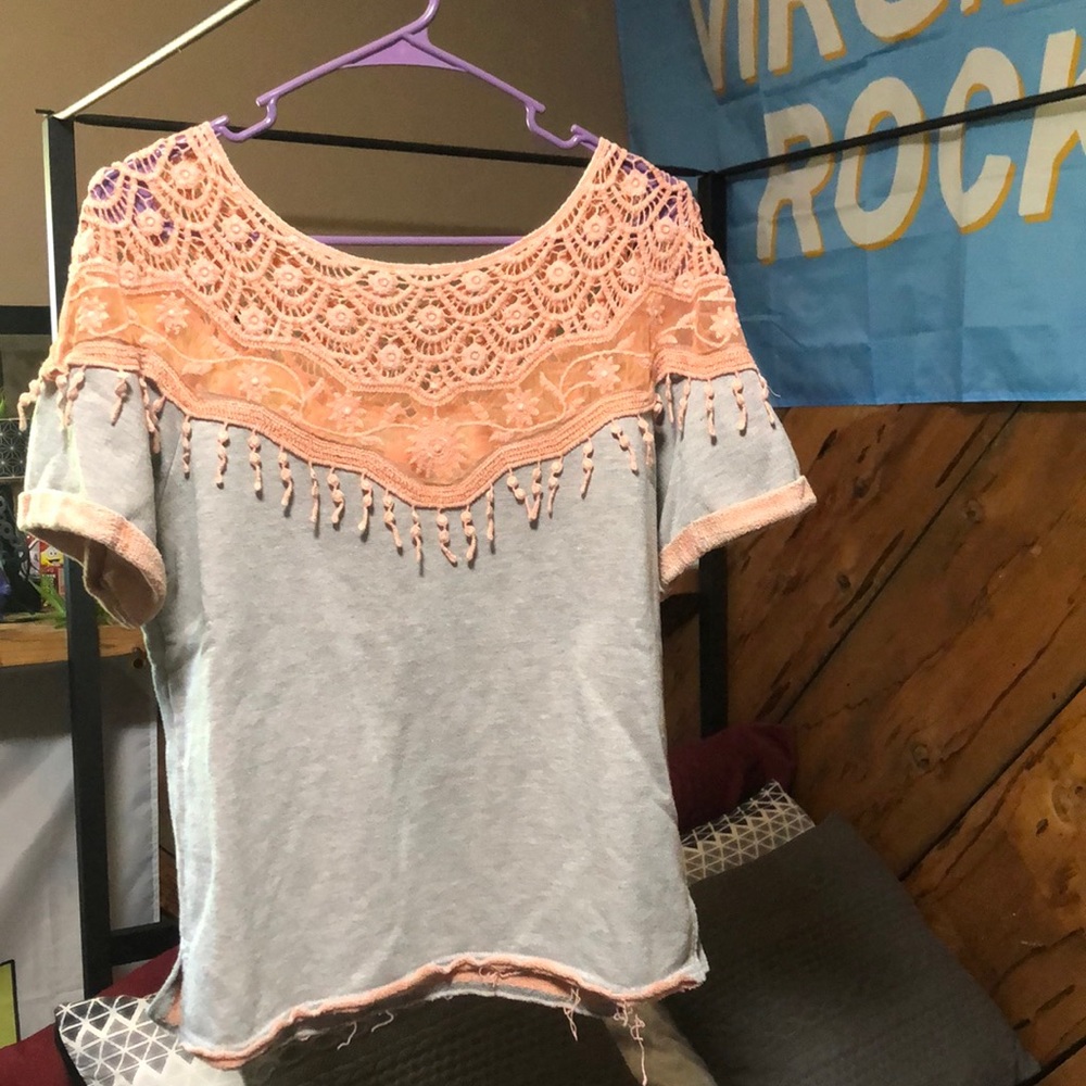 Large t shirt by gimmicks super cute and great condition